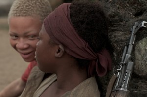 REBELDE (WAR WITCH)++Conmovedor drama canadiense sobre la voluntad de superación de Komona, una niña soldado en algún lugar de África subsahariana.