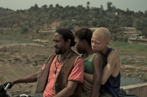 REBELDE (WAR WITCH)++Conmovedor drama canadiense sobre la voluntad de superación de Komona, una niña soldado en algún lugar de África subsahariana.