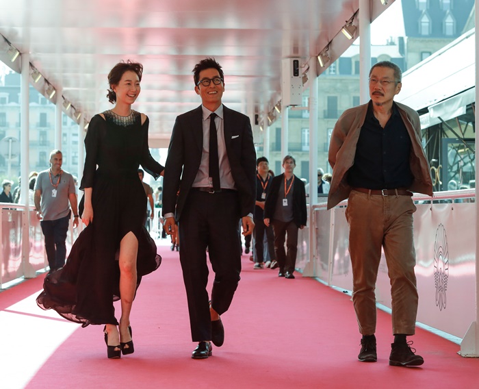 El director Hong Sangsoo y los actores Kim Joohyuck y Lee Youyoung presentando LO TUYO Y TÚ en el Festival Internacional de Cine de San Sebastián 2016